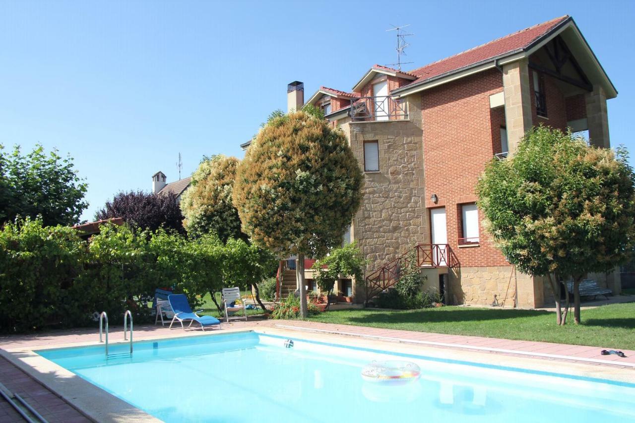 Preciosa Casa Independiente Con Piscina Cubierta Y Gran Jardin Privados Аро Екстер'єр фото